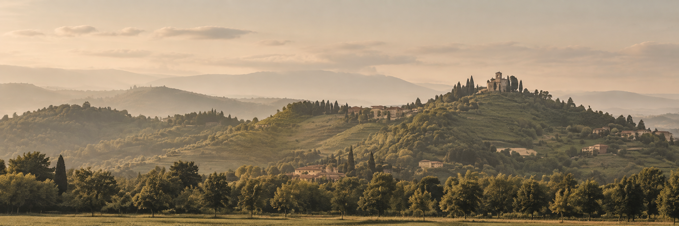 Paesaggio collinare tra boschi e borghi nella luce del tramonto